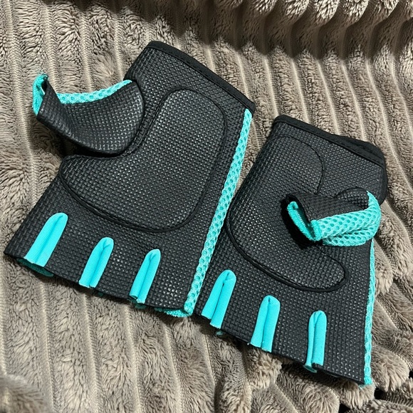 Women - Picture 2 of 3